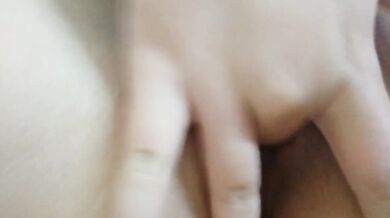 妹はベッドの上で裸になり潮吹きする