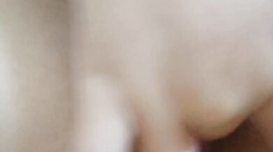 妹はベッドの上で裸になり潮吹きする