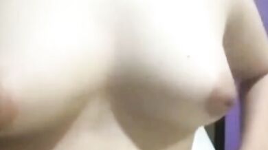 忍不住性慾的妹妹自慰流水