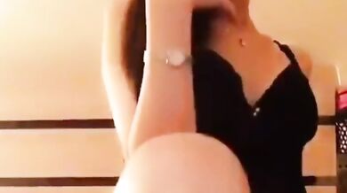 生焼けの女の子の乳首は非常に目立つ