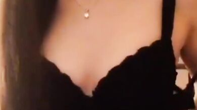 生焼けの女の子の乳首は非常に目立つ