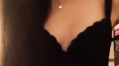 生焼けの女の子の乳首は非常に目立つ