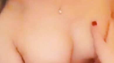 生焼けの女の子の乳首は非常に目立つ