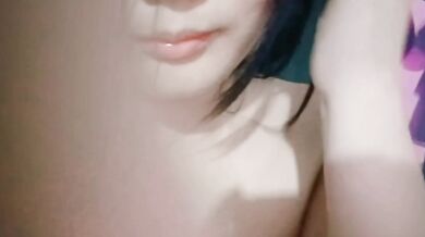 Thiếu nữ chơi với kẹp núm vú và dương vật giả trong khi thủ dâm