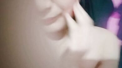 Thiếu nữ chơi với kẹp núm vú và dương vật giả trong khi thủ dâm