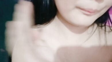 Thiếu nữ chơi với kẹp núm vú và dương vật giả trong khi thủ dâm