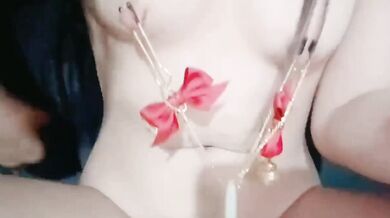 Thiếu nữ chơi với kẹp núm vú và dương vật giả trong khi thủ dâm