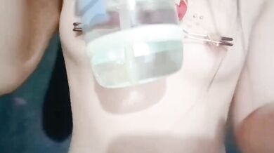 Thiếu nữ chơi với kẹp núm vú và dương vật giả trong khi thủ dâm