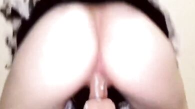 妹が偽のチンポに乗って絶頂を迎える