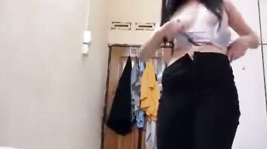 Cô gái ngực và mắt kém quyến rũ chụp ảnh tự sướng