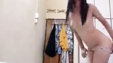 Cô gái ngực và mắt kém quyến rũ chụp ảnh tự sướng