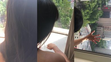 蛇舌妹が窓に押し付けられて後ろから貫かれる