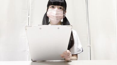 datsumou_20仰天まんこ丸見え!美少女ナースの透け紐パンツと美乳が丸見え♡【パンチラ逆さ撮り】