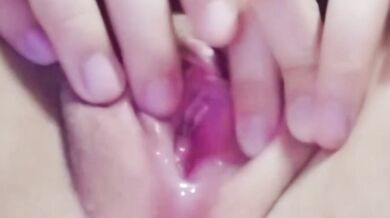 女性がオマンコを広げて潮吹き