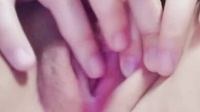 女性がオマンコを広げて潮吹き