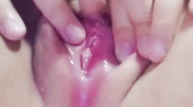 女性がオマンコを広げて潮吹き