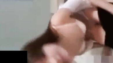 タイの少女が枕をこすりながら叫ぶ