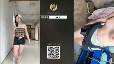 Kuaishou anchor Lin takes a selfie while bathing