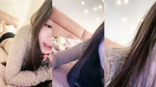 A plump, sweet, cute and cute girl, the headlights of the car are very bright, she lifts up her clothes to rub and rub, and her panties are spread open to reveal her plump pussy