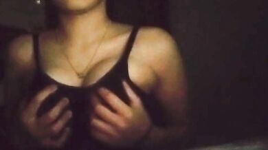 1歳の妹が胸を揉む動画