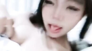 女の子がベッドの上で舌を出す