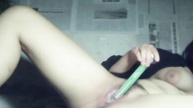 ベトナムの痴女がシャボン玉を吹きながらオナニーする