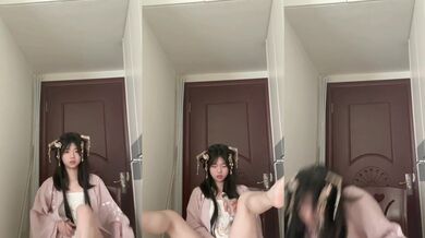 Cô gái răng thỏ mặc Hán phục cưỡi dương vật giả và chơi với máy rung