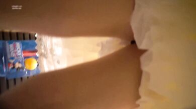 兩位小姐姐逛商場，其中一位小姐姐竟然沒穿内褲還在鏡頭前彎腰毛又黑又長