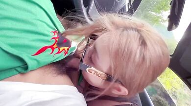 美しい女の子が車の中でフェラチオをする