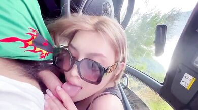 美しい女の子が車の中でフェラチオをする