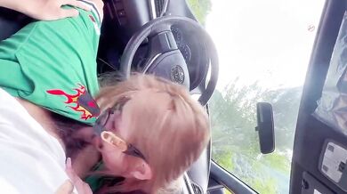 美しい女の子が車の中でフェラチオをする