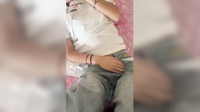 The best couple's private photos, the little slut is getting more and more excited, she looks quite quiet, but she is wet in bed, and she becomes a little slut as soon as she is inserted