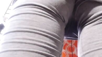 日本の女の子がローションを塗ってオナニーしてうめき声を上げる