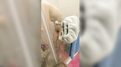 彼女がお風呂に入っているところをこっそり撮影 # 乳首が大きくて黒い