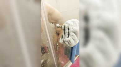 彼女がお風呂に入っているところをこっそり撮影 # 乳首が大きくて黒い