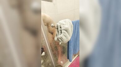 彼女がお風呂に入っているところをこっそり撮影 # 乳首が大きくて黒い