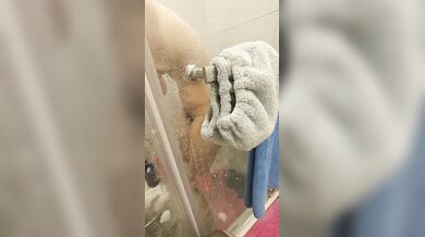 彼女がお風呂に入っているところをこっそり撮影 # 乳首が大きくて黒い