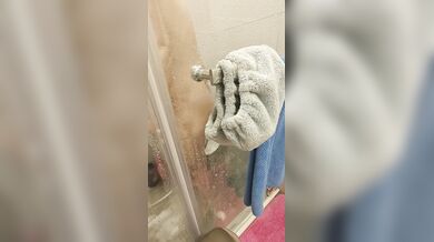 彼女がお風呂に入っているところをこっそり撮影 # 乳首が大きくて黒い