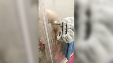 彼女がお風呂に入っているところをこっそり撮影 # 乳首が大きくて黒い