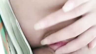 少女書上全裸掰逼