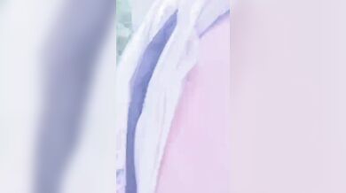 新入生の女の子とそのボーイフレンドがこっそりと彼女の服をめくり上げ、野外で乳首をつねった