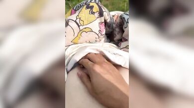 新入生の女の子とそのボーイフレンドがこっそりと彼女の服をめくり上げ、野外で乳首をつねった