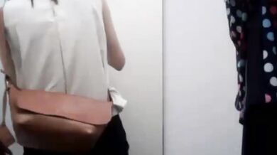 商場内衣專賣店試衣間偸拍多位青春發育期漂亮美眉試換内衣一對美乳又挺又圓潤2