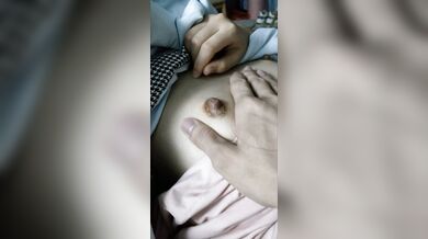 清純女高給男友口交，小乳頭挺挺的好可愛