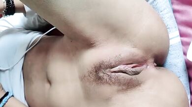 売春婦マスター、19歳のメガネの学生の女の子は、最初はとても恥ずかしがり屋でしたが、彼女の猫はピンク色で濡れていて、それを挿入するのはとても興奮していました