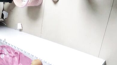 売春婦マスター、19歳のメガネの学生の女の子は、最初はとても恥ずかしがり屋でしたが、彼女の猫はピンク色で濡れていて、それを挿入するのはとても興奮していました