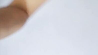 短髮學生自拍自慰尿桶子裡