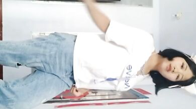 短髮學生自拍自慰尿桶子裡