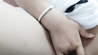 高中騷奶妹挖穴揉奶抖奶