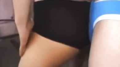 和姐姐做愛摩擦內褲到射精